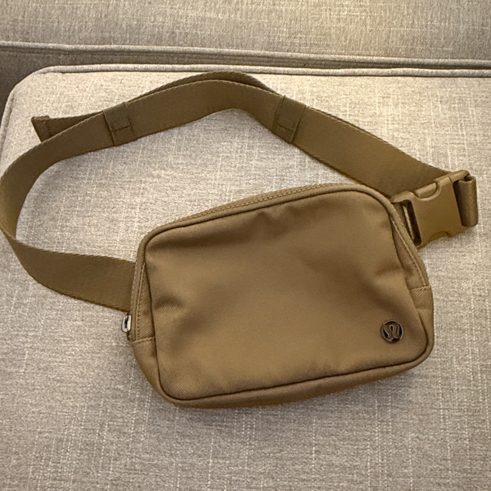 NWOT Lululemon everywhere 1L Tan Belt Bag